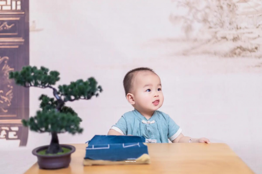 灌南怀孕肚子中间凹两边凸